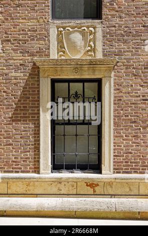 Die von Emery Roth entworfene 435 East 57. Street verfügt über eine satte cremefarbene Terracotta-Verzierung der roten Backsteinfassade. Stockfoto