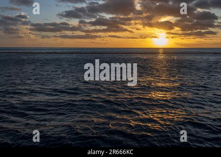 Foto eines Sonnenuntergangs über dem Pazifik, aufgenommen von einem Katamarandeck. Stockfoto