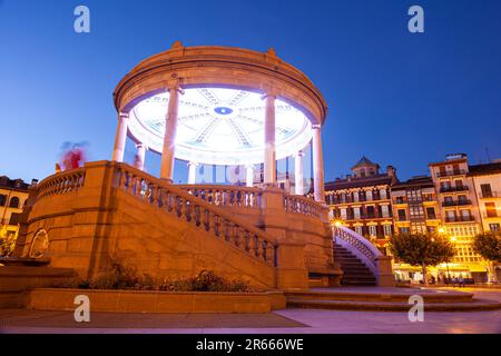 Nachtsicht auf den Hauptplatz von Pamplona, Plaza del Castillo, Navarra Spanien Stockfoto