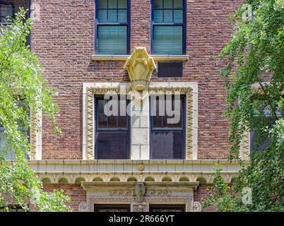 Die von Emery Roth entworfene 435 East 57. Street verfügt über eine satte cremefarbene Terracotta-Verzierung der roten Backsteinfassade. Stockfoto