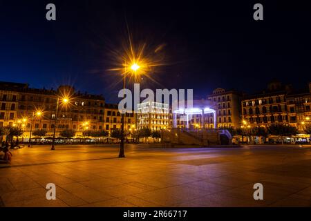 Nachtsicht auf den Hauptplatz von Pamplona, Plaza del Castillo, Navarra Spanien Stockfoto