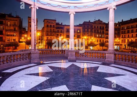 Blick auf die gewölbte Kolonnade des Platzes Plaza del Castillo in der Altstadt von Pamplona, Navarre. Spanien Stockfoto