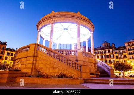 Nachtsicht auf den Hauptplatz von Pamplona, Plaza del Castillo, Navarra Spanien Stockfoto