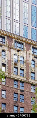 Die von Emery Roth entworfene 435 East 57. Street verfügt über eine satte cremefarbene Terracotta-Verzierung der roten Backsteinfassade. Stockfoto