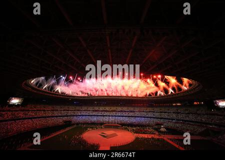 8. AUGUST 2021 - Tokio, Japan: Nach dem Aussterben der olympischen Flamme werden Feuerwerke während der Abschlusszeremonie der Olympischen Spiele 2020 in Tokio im Olympiastadion gesehen (Foto: Mickael Chavet/RX) Stockfoto