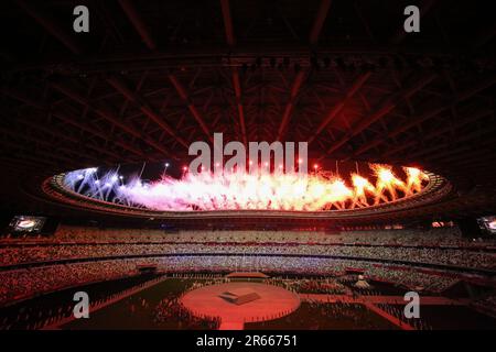 8. AUGUST 2021 - Tokio, Japan: Nach dem Aussterben der olympischen Flamme werden Feuerwerke während der Abschlusszeremonie der Olympischen Spiele 2020 in Tokio im Olympiastadion gesehen (Foto: Mickael Chavet/RX) Stockfoto