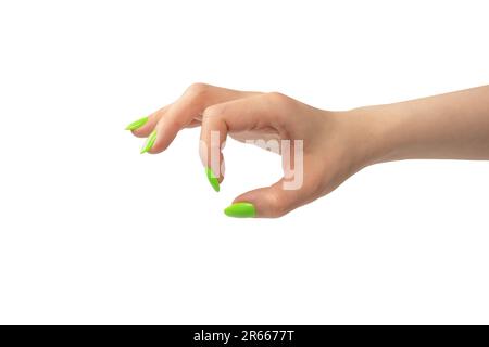 Die Hand einer Frau mit grünen Nolen hält ein winziges oder dünnes Objekt, isoliert auf weißem Hintergrund. Stockfoto