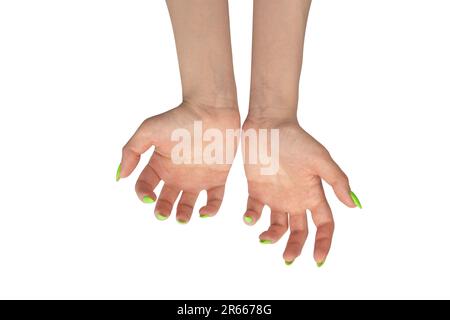 Die Hand einer Frau mit grünen Nolen hält ein winziges oder dünnes Objekt, isoliert auf weißem Hintergrund. Stockfoto