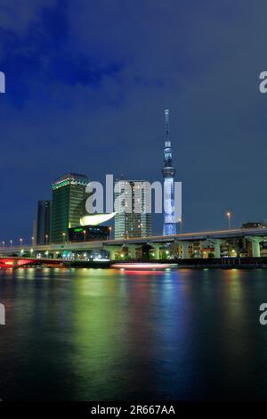 Tokyo Sky Tree und Sumida River bei Nacht Stockfoto