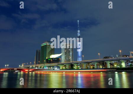 Tokyo Sky Tree und Sumida River bei Nacht Stockfoto