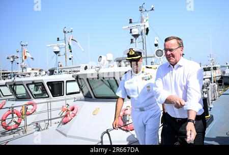 Mumbai, Indien. 07. Juni 2023. Boris Pistorius (r, SPD), Bundesminister für Verteidigung, während seines Besuchs beim westlichen Marinestaat. Unter anderem möchte der Minister mit Vertretern der Atommacht Indien über die künftige militärische Zusammenarbeit sprechen. Kredit: Britta Pedersen/dpa/Alamy Live News Stockfoto