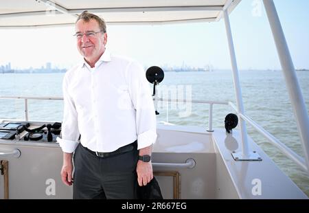 Mumbai, Indien. 07. Juni 2023. Boris Pistorius (SPD), Bundesminister für Verteidigung, segelt mit einem Start auf dem westlichen Marinestützpunkt über das Meer. Unter anderem möchte der Minister mit Vertretern der Atommacht Indien über die künftige militärisch-politische Zusammenarbeit sprechen. Kredit: Britta Pedersen/dpa/Alamy Live News Stockfoto