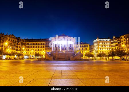 Nachtsicht auf den Hauptplatz von Pamplona, Plaza del Castillo, Navarra Spanien Stockfoto