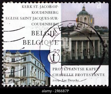 BELGIEN - CA. 2009: Ein in Belgien gedruckter Stempel zeigt die Kirche St. James on Coudenberg ist eine römisch-katholische Kirche im Königlichen Viertel Stockfoto