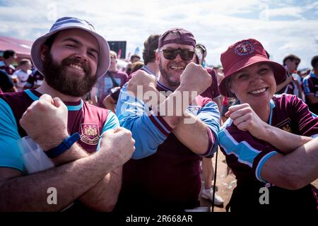 Prag, Tschechische Republik. 07. Juni 2023. Die Fans von West Ham United geben vor dem Endspiel der European Conference League in der Fanzone von West Ham Geste: ACF Fiorentina gegen West Ham United FC am 7. Juni 2023 in Prag, Tschechische Republik. Kredit: Jaroslav Svoboda/CTK Photo/Alamy Live News Stockfoto