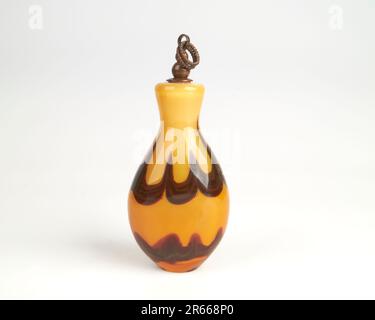 Antike 1920-30-ml-Glasparfümflasche im Art déco-Stil mit Kupferstopfen. Stockfoto