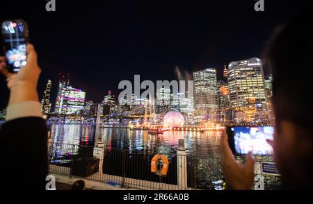 Sydney, Australien. 7. Juni 2023. Während des VIVID Sydney Light Festivals in Sydney, Australien, am 7. Juni 2023 machen Menschen Fotos von einer Lichtshow. Als eine der bekanntesten Veranstaltungen Sydneys wird das Vivid Sydney vom 26. Mai bis 17. Juni dieses Jahres veranstaltet und feiert die Seele Sydneys mit Beleuchtung, Installationen und interaktiven Veranstaltungen. Kredit: Hu Jingchen/Xinhua/Alamy Live News Stockfoto