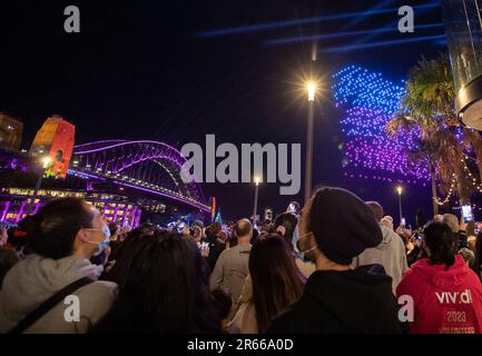 Sydney, Australien. 7. Juni 2023. Während des VIVID Sydney Light Festivals in Sydney, Australien, am 7. Juni 2023 sehen Menschen eine Drohnenshow. Als eine der bekanntesten Veranstaltungen Sydneys wird das Vivid Sydney vom 26. Mai bis 17. Juni dieses Jahres veranstaltet und feiert die Seele Sydneys mit Beleuchtung, Installationen und interaktiven Veranstaltungen. Kredit: Hu Jingchen/Xinhua/Alamy Live News Stockfoto