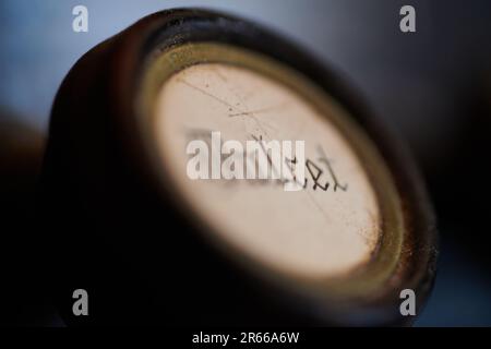 Alte, gebrochene Orgel auf dem Dachboden Stockfoto