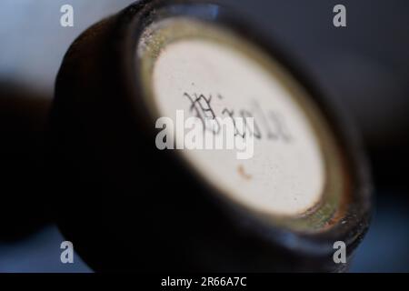Alte, gebrochene Orgel auf dem Dachboden Stockfoto