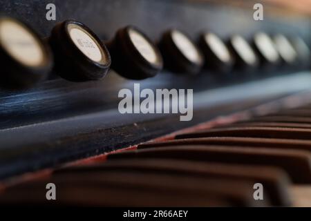 Alte, gebrochene Orgel auf dem Dachboden Stockfoto
