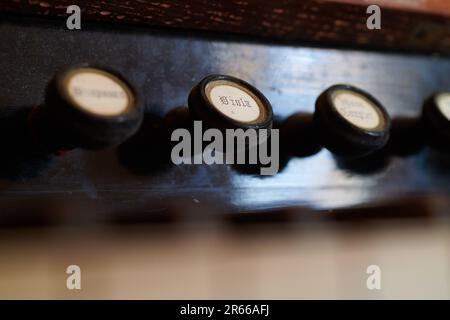 Alte, gebrochene Orgel auf dem Dachboden Stockfoto