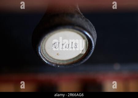 Alte, gebrochene Orgel auf dem Dachboden Stockfoto