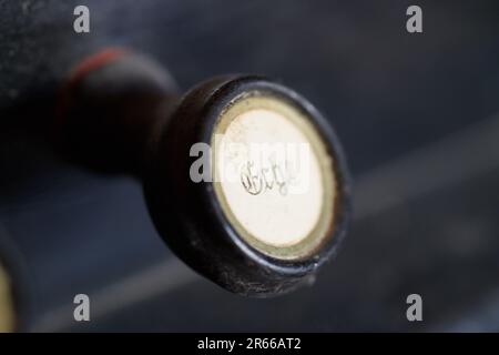 Alte, gebrochene Orgel auf dem Dachboden Stockfoto