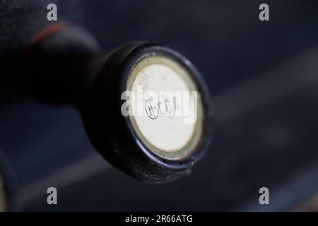 Alte, gebrochene Orgel auf dem Dachboden Stockfoto
