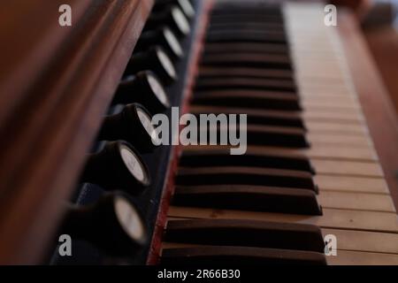 Alte, gebrochene Orgel auf dem Dachboden Stockfoto