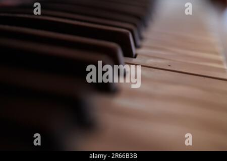 Alte, gebrochene Orgel auf dem Dachboden Stockfoto
