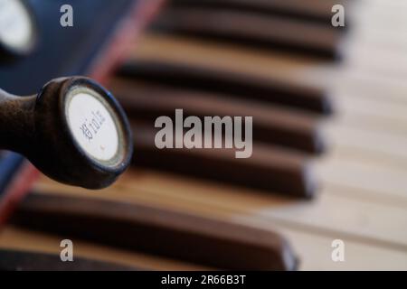 Alte, gebrochene Orgel auf dem Dachboden Stockfoto