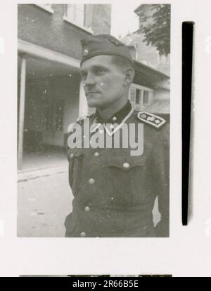 SS-Fotograf Bergmann, Johannes, Leibstandarte Adolf Hitler, Frankreich 1940 Bivouac und tägliche Feldaktivitäten; deutsche Gräber; mit Flüchtlingen trainieren; Infanterie marschieren; französische Truppen und Kriegsgefangene aufgeben; kleine und große Flugabwehreinheit; französischer Flugplatz mit Kampfflugzeugen besetzt; französisches Stabfahrzeug mit Papieren und Karten gefangen; Zeremonie mit Sepp Dietrich, Fotos von einzelnen Auszeichnern und Mitgliedern der Einheit, Aktivitäten nach dem Waffenstillstand, wie z. B. Fahrzeugwartung, Entspannung der Einheitenmitglieder, körperliches Training der Einheit und andere alltägliche Aufgaben, Landschaftsaufnahmen o Stockfoto