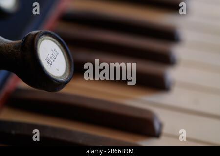 Alte, gebrochene Orgel auf dem Dachboden Stockfoto