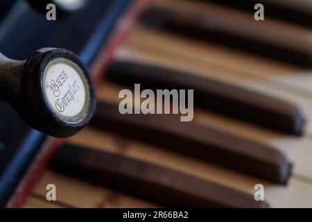 Alte, gebrochene Orgel auf dem Dachboden Stockfoto