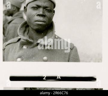 SS-Fotograf Bergmann, Johannes, Leibstandarte Adolf Hitler, Frankreich 1940 Bivouac und tägliche Feldaktivitäten; deutsche Gräber; mit Flüchtlingen trainieren; Infanterie marschieren; französische Truppen und Kriegsgefangene aufgeben; kleine und große Flugabwehreinheit; französischer Flugplatz mit Kampfflugzeugen besetzt; französisches Stabfahrzeug mit Papieren und Karten gefangen; Zeremonie mit Sepp Dietrich, Fotos von einzelnen Auszeichnern und Mitgliedern der Einheit, Aktivitäten nach dem Waffenstillstand, wie z. B. Fahrzeugwartung, Entspannung der Einheitenmitglieder, körperliches Training der Einheit und andere alltägliche Aufgaben, Landschaftsaufnahmen o Stockfoto