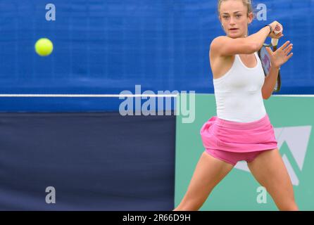 Isabelle Lacy (GBR) spielt in der ersten Runde bei der Surbiton Trophy, London, 6. Juni 2023. Sie hat die dritte Saat geschlagen, Madison Brengle (USA) Stockfoto