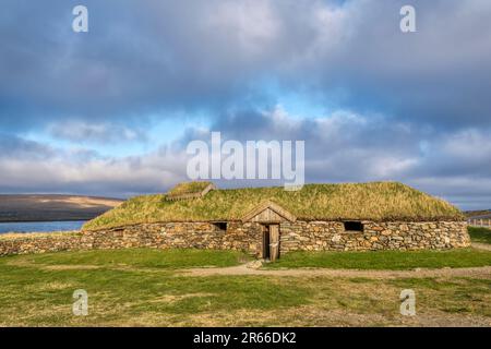 Ein rekonstruiertes Wikingerhaus in Brookpoint, Haroldswick auf Unst, Shetland. Stockfoto