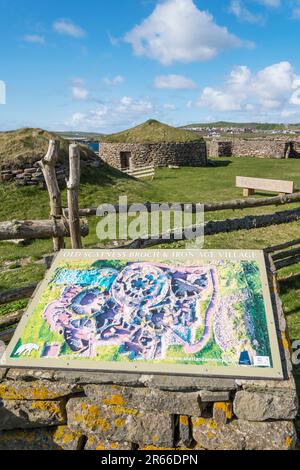 Ausgegrabenes und rekonstruiertes Dorf aus der Eisenzeit in Old Scatness auf Shetland Festland. Stockfoto