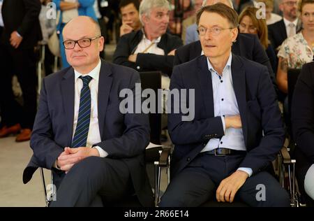 Rostock, Deutschland. 07. Juni 2023. Marek Zygmunt (l-r), Präsident der National Healthcare Industry Conference, und Karl Lauterbach (SPD), Karl Lauterbach (SPD), Bundesminister für Gesundheit, auf der National Healthcare Industry Conference. Die Branchenkonferenz 18. hat das Thema „#Health2023: Innovation und Zusammenarbeit für eine nachhaltige Zukunft“. Das diesjährige Partnerland ist Irland. Kredit: Bernd Wüstneck/dpa/Alamy Live News Stockfoto