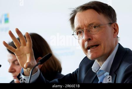 Rostock, Deutschland. 07. Juni 2023. Karl Lauterbach (SPD), Bundesminister für Gesundheit, spricht auf einer Pressekonferenz der Nationalen Konferenz für Gesundheitsindustrie, links Stefanie Drese (SPD), Staatsministerin für Soziales, Gesundheit und Sport in Mecklenburg-Vorpommern. Die Branchenkonferenz 18. hat das Thema „#Health2023: Innovation und Zusammenarbeit für eine nachhaltige Zukunft“. Das diesjährige Partnerland ist Irland. Kredit: Bernd Wüstneck/dpa/Alamy Live News Stockfoto