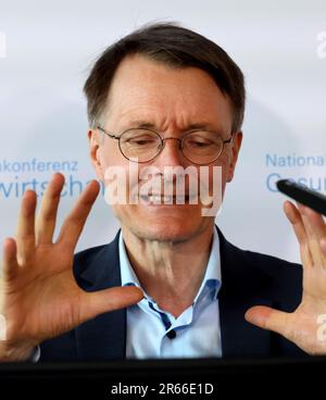 Rostock, Deutschland. 07. Juni 2023. Karl Lauterbach (SPD), Bundesminister für Gesundheit, spricht auf einer Pressekonferenz der Nationalen Konferenz für das Gesundheitswesen. Die Branchenkonferenz 18. hat das Thema „#Health2023: Innovation und Zusammenarbeit für eine nachhaltige Zukunft“. Das diesjährige Partnerland ist Irland. Kredit: Bernd Wüstneck/dpa/Alamy Live News Stockfoto