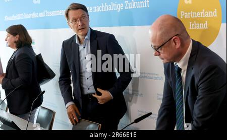 Rostock, Deutschland. 07. Juni 2023. Stefanie Drese (SPD) (l-r), Staatsministerin für Soziales, Gesundheit und Sport in Mecklenburg-Vorpommern, Karl Lauterbach (SPD), Bundesministerin für Gesundheit, und Marek Zygmunt, Präsident der National Healthcare Industry Conference, nach einer Pressekonferenz der National Healthcare Industry Conference. Die Branchenkonferenz 18. hat das Thema „#Health2023: Innovation und Zusammenarbeit für eine nachhaltige Zukunft“. Das diesjährige Partnerland ist Irland. Kredit: Bernd Wüstneck/dpa/Alamy Live News Stockfoto