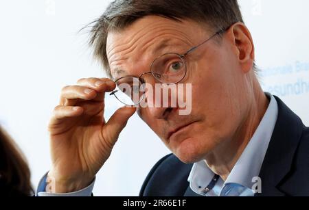 Rostock, Deutschland. 07. Juni 2023. Karl Lauterbach (SPD), Bundesminister für Gesundheit, spricht auf einer Pressekonferenz der Nationalen Konferenz für das Gesundheitswesen. Die Branchenkonferenz 18. hat das Thema „#Health2023: Innovation und Zusammenarbeit für eine nachhaltige Zukunft“. Das diesjährige Partnerland ist Irland. Kredit: Bernd Wüstneck/dpa/Alamy Live News Stockfoto