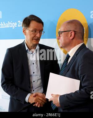 Rostock, Deutschland. 07. Juni 2023. Karl Lauterbach (SPD) (l-r), Bundesminister für Gesundheit, und Marek Zygmunt, Präsident der National Healthcare Industry Conference, nach einer Pressekonferenz der National Healthcare Industry Conference. Die Branchenkonferenz 18. hat das Thema „#Health2023: Innovation und Zusammenarbeit für eine nachhaltige Zukunft“. Das diesjährige Partnerland ist Irland. Kredit: Bernd Wüstneck/dpa/Alamy Live News Stockfoto
