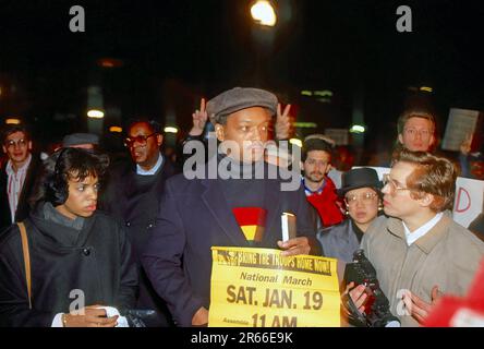 WASHINGTON DC - 15. JANUAR 1991 Reverend Jesse Jackson marschiert in einer Anti-Kriegs-Demonstration, um Unterstützung für einen nationalen marsch gegen den Krieg am folgenden Samstag zu gewinnen Kredit: Mark Reinstein/MediaPunch Stockfoto