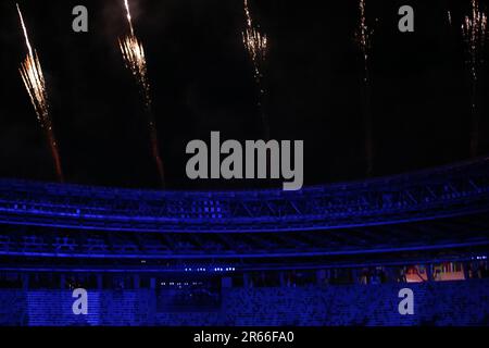 8. AUGUST 2021 - Tokio, Japan: Feuerwerk während der Abschlusszeremonie der Olympischen Spiele 2020 in Tokio im Olympiastadion (Foto: Mickael Chavet/RX) Stockfoto