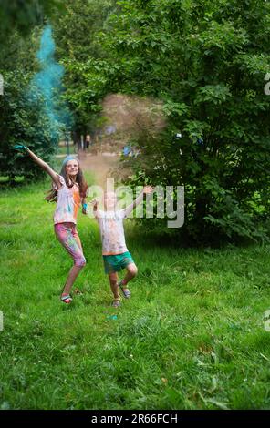 Lviv, Ukraine - 18. Juli 2021: Color Holi Festival, Junge und Mädchen werfen farbige Farbe. Der Urlaub kommt aus Indien Stockfoto