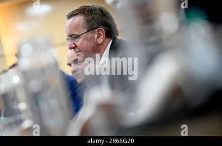 Mumbai, Indien. 07. Juni 2023. Boris Pistorius (SPD), Bundesminister für Verteidigung, besucht die Werft Mazagon Dock Shipbuilders. Unter anderem möchte der Minister mit Vertretern der Atommacht Indien über die künftige militärische Zusammenarbeit sprechen. Kredit: Britta Pedersen/dpa/Alamy Live News Stockfoto