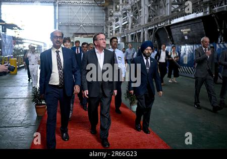 Mumbai, Indien. 07. Juni 2023. Boris Pistorius (M SPD), Bundesminister für Verteidigung, besucht die Werft Mazagon Dock Shipbuilders. Unter anderem möchte der Minister mit Vertretern der Atommacht Indien über die künftige militärische Zusammenarbeit sprechen. Kredit: Britta Pedersen/dpa/Alamy Live News Stockfoto